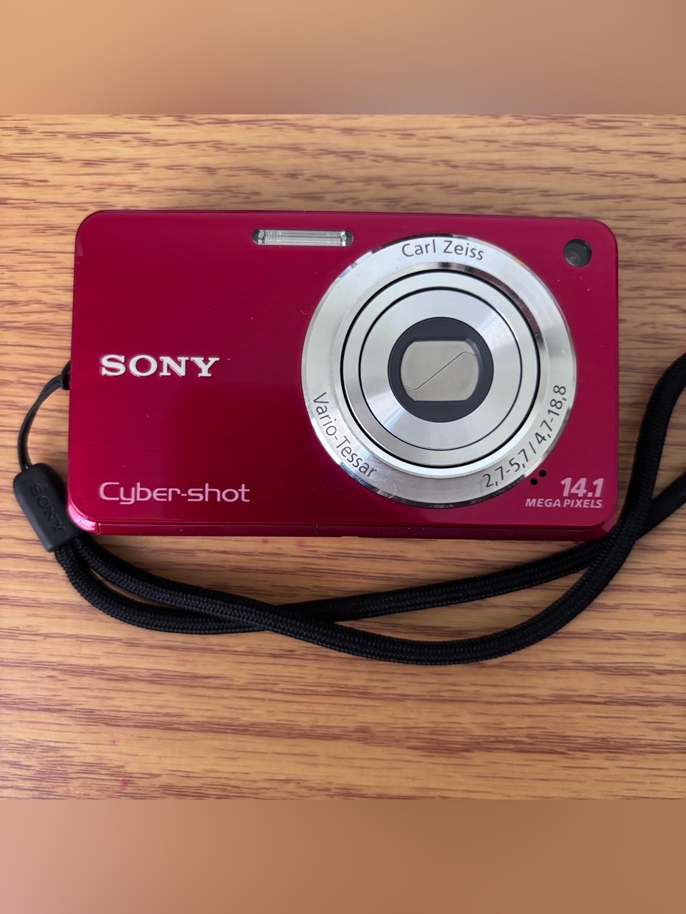 Sony Cybershot Compact Digital Camera 14.1MP 4x Zoom 2.7in Screen Red Carl Zeiss
